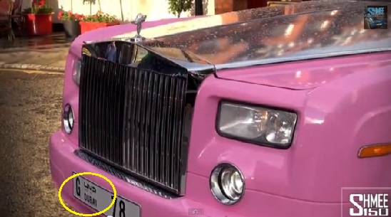 번호판에는 두바이(원 안)라는 글씨가 선명하다.