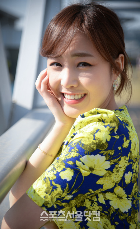 신지혜 SPOTV 아나운서는 지난 8일 <더팩트>과 인터뷰에서 턱에 오른손을 대고 촬영에 임하고 있다. / 이효균 기자