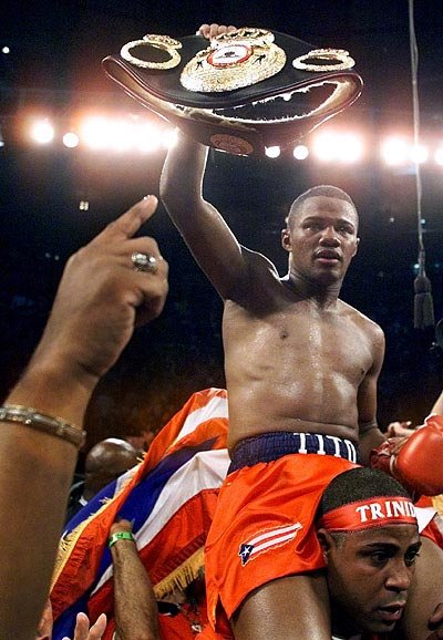 챔피언 트로피를 들어올리고 있는 펠릭스 트리니다드. 그는 최근 채무 문제에 시달리며 힘든 나날을 보내고 있다. / 펠릭스 트리니다드 페이스북