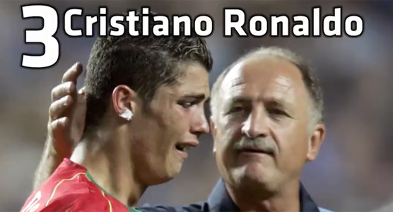 크리스티아누 호날두(왼쪽)가 유로 2004 그리스전에서 패한 뒤 루이스 스콜라리 감독의 위로를 받고 있다. / 유로스포트 캡처