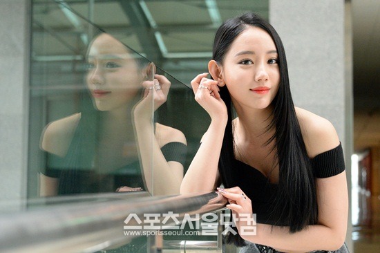 아연이 본조비 메탈리카 등의 공연 영상을 보며 연구하면서도 하루 13시간씩 드럼 연습에 매진한다며 남다른 노력에 대해 털어놓고 있다./이효균 기자