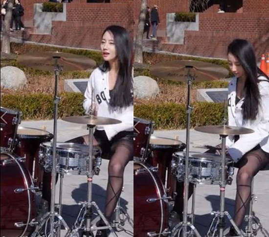 아연이 드럼 연주 영상으로 인기를 모으며 드럼 여신으로 떠오르고 있다./온라인커뮤니티