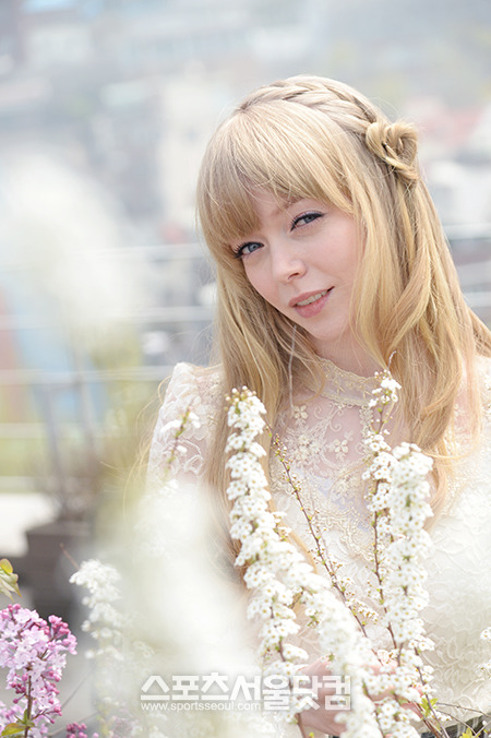 금발의 트로트 가수 지망생 로미나 폴리누스가 서울 종로구 성균관로 효천공영에서 <더팩트>과 인터뷰를 나누기 앞서 카메라를 향해 미소짓고 있다./조재형 기자