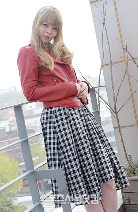 로미나는 이미자의 동백 아가씨를 부른 영상으로 유튜브에서 유명해졌다./조재형 기자