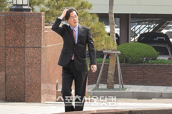 JTBC 뉴스9의 주말 방송을 손석희 JTBC 앵커가 맡아 진행하기로 했다./더팩트DB