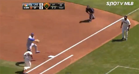 류현진 하이라이트 가운데 하나로 뽑힐 만한 1회 수비 장면. 18일 샌프란시스코 원정에 선발 등판한 류현진은 1회 위기를 넘기고 이날 2승째를 따냈다. / SPOTV 방송 화면 캡처