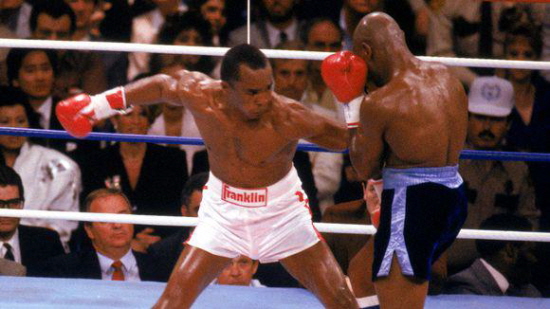 장기인 풍차 회전 훅을 날리는 슈거 레이 레너드(왼쪽) / 슈거 레이 레너드 페이스북