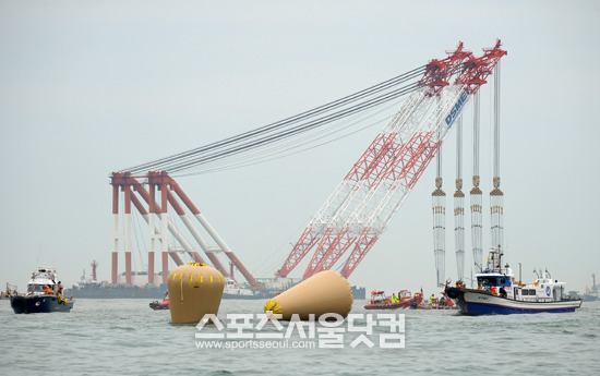 삼성중공업과 대우조선해양은 16일 전남 해상에서 침몰한 세월호 인양작업을 돕기 위해 3600t급 해상크레인을 사고해역에 급파했다. / 진도 = 임영무 기자
