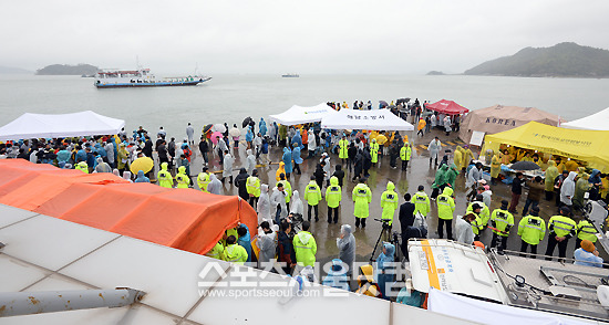 실종자 가족이 남아 있는 진도군 임회면 팽목항에는 이통사들이 무료 충전소를 설치하는 것은 몰론 유통업계 등이 생필품을 지원, 구조대원과 피해자 가족들에게 제공하고 있다. / 진도 = 임영무 기자