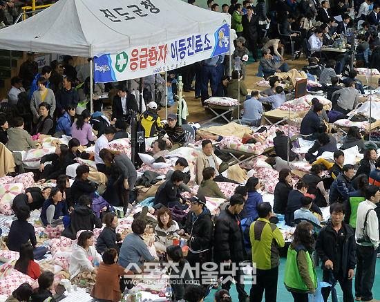 전남 남도군 진도 실내체육관에도 유통·제약 회사들이 모포와 생수, 의료품 등을 지원해 실종자 가족들을 돕고 있다. / 진도 = 문병희 기자