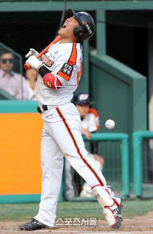 한화 정근우가 LG 정찬헌의 공에 맞아 양팀간 벤치클리어링이 일어났다. /스포츠서울 DB