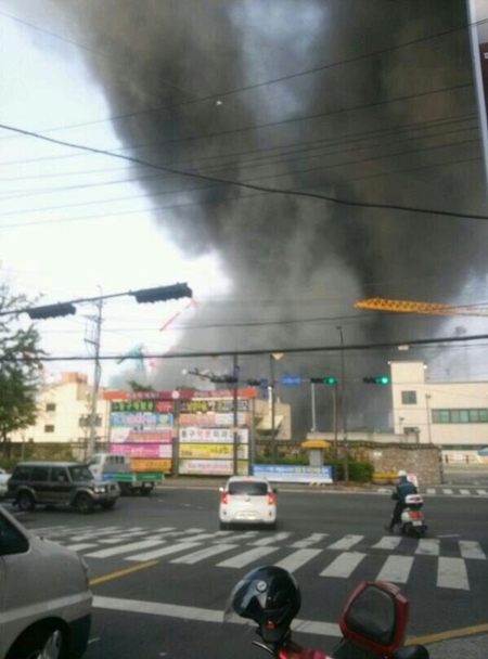 21일 오후 4시쯤 현대중공업 울산 선박건조장 내 LPG선 건조현장에서 불이 났다./Di·····트위터