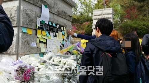 21일 세월호 침몰 참사로 단원고등학교 앞은 학생들을 추모하는 조문객들의 발길을 끊이질 않았다./김아름·김동현 인턴기자