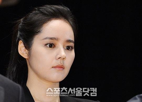 한가인 임신이 누리꾼들의 관심을 모았다. /더팩트DB