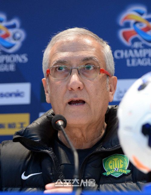 그레고리오 만사노 베이징 궈안 감독이 23일 2014시즌 아시아축구연맹 챔피언스리그 조별리그 F조 6차전 FC 서울과 경기를 치른 뒤 패인을 밝혔다. 만사노 감독이 지난달 10일 베이징에서 열린 챔피언스리그 2차전 기자회견에서 기자들의 질문에 답하고 있다. / 스포츠서울 DB