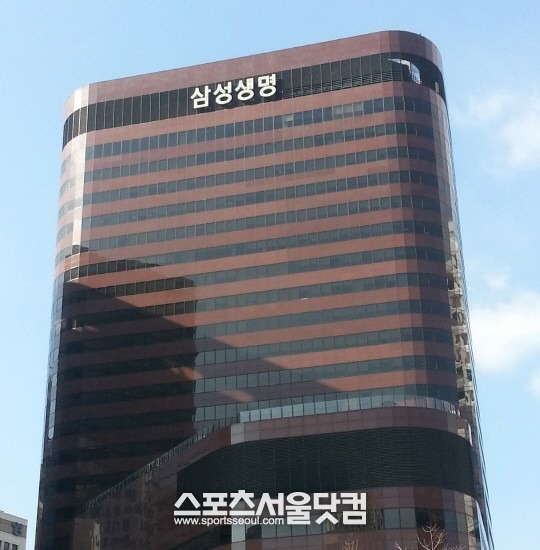 삼성그룹이 22일 제조 계열사들이 보유했던 삼성생명 지분은 장내 매도하고, 삼성생명은 금융계열사의 지분을 매수하고 있어 업계에서는 삼성생명을 금융지주사로 만들기 위함이라는 분석이 나오고 있다./더팩트DB