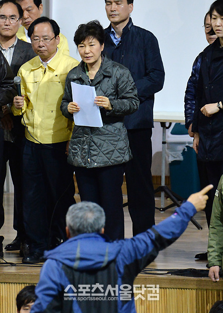 세월호 참사로 온 국민이 슬픔에 잠겨 있는 가운데 일부 정치인들의 부적절한 언행이 국민들의 공분을 사고 있다. 박근혜 대통령은 지난 17일 전남 진도 여객선 침몰 사고 실종자 가족이 머무는 진도체육관을 찾아 구조 작업에 최선을 다하겠다고 약속했다. /진도=문병희 기자