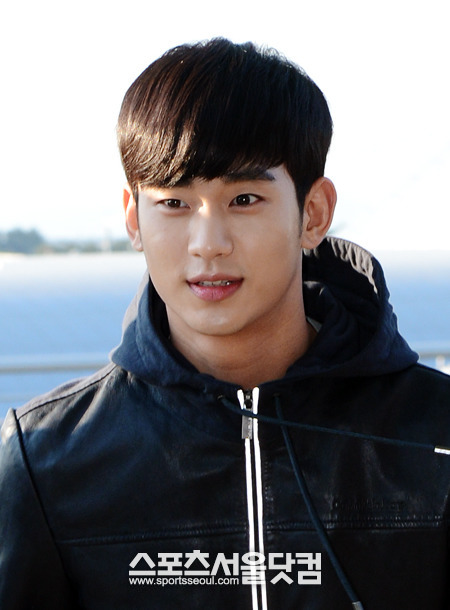 배우 김수현이 세월호 사고로 피해를 받은 학생들을 위해 3억 원을 기부하기로 했다고 알려져 관심을 끌고 있다. / 김슬기 인턴기자