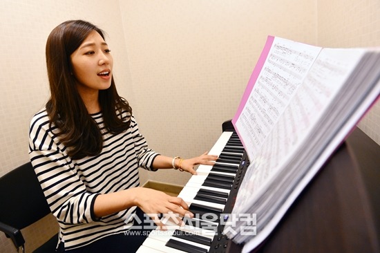 이지민은 안무와 노래 연습 외에도 악기 연습도 게을리하지 않으며 다양한 재능을 두루 쌓으며 성인가요를 널리 알리기 위한 방법을 찾고 있다./남윤호 기자