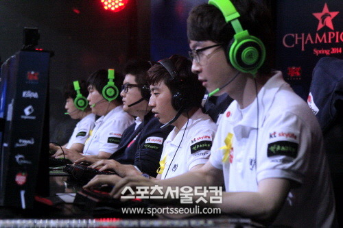 KT롤스터 불리츠(사진)는 25일 용산e스포츠상설경기장에서 펼쳐진 롤챔스, 나진 화이트 실드와 4강전에서 정글러 인섹 최인석과 미드라이너 류 류상욱의 활약에 1, 2경기 승리했지만 연이어 패하며 결국 4강 진출에 실패했다.