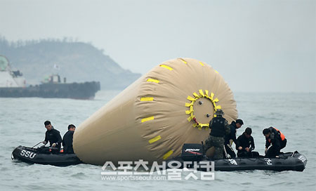 청해진해운과 직접 계약을 맺은 민간 잠수업체 언딘 마린인더스트리가 논란의 대상이 되고 있다. / 진도 = 임영무 기자