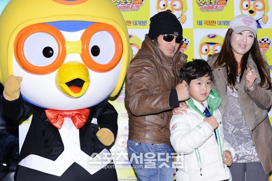 김보성이 뽀로로 인형 옆에서 가족들과 함께 의리를 외치며 포즈를 취하고 있다. /남윤호 기자