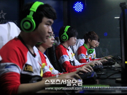 나진 화이트 실드(사진)가 25일 용산e스포츠상설경기장에서 펼쳐진 롤챔스 KT롤스터 불리츠와 4강전에서 패패승승승을 기록하며 짜릿한 승리를 거뒀다.