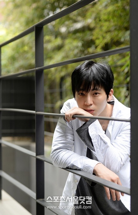 이재균은 26일부터 서울 종로 두산아트센터에서 뮤지컬 여신님이 보고계셔 무대에 오른다. /임영무 기자