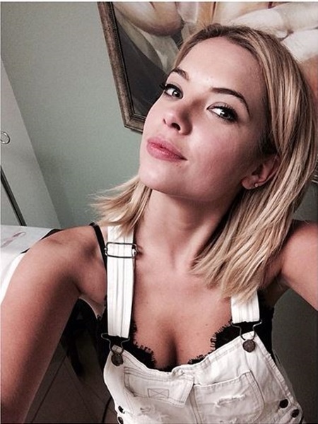 애슐리 벤슨이 속옷 위에 멜빵만 걸친 채 가슴골을 드러내고 있다. / 애슐리 벤슨 인스타그램