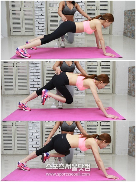 엎드려서 한쪽 다리를 들어올린 뒤 몸쪽으로 틀어준다./조재형 기자