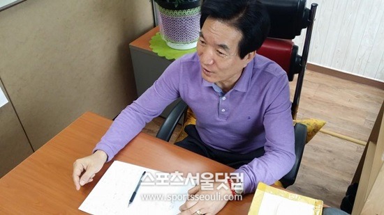 역술인 안문환 씨가 6·4 서울시장 선거에 출사표를 던진 김황식 전 총리, 박원순 현 서울시장, 새누리당 이혜훈 최고위원, 정몽준 의원의 사주를 풀이하고 있다. /한동희 인턴기자