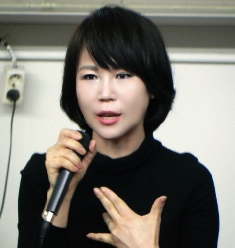 전현희 전 민주당 의원의 남편인 김헌범 창원지방법원 거창지원장의 사망 소식이 전해지며 두 사람의 러브 스토리에 누리꾼들이 안타까워하고 있다. / 전현희 전 의원 홈페이지