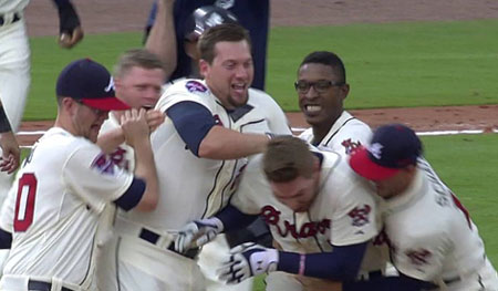 애틀란타가 엠엘비닷컴이 발표한 2014시즌 6주차 파워랭킹에서 1위에 올랐다. 사진은 27일 신시내티 레즈와 경기에서 프리먼(왼쪽에서 4번째)이 연장 10회말 끝내기 안타를 친 뒤 애틀랜타 선수들이 기뻐하는 모습. /엠엘비닷컴 캡처