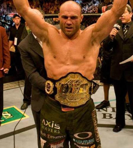 랜디 커투어는 34살의 늦은 나이에 종합격투기계에 뛰어들어 명예의 전달에 가입할 정도로 뛰어난 실력을 뽐냈다. / 커투어 공식 홈페이지