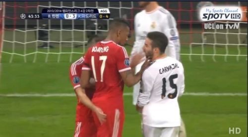 30일 바이에른 뮌헨의 공격수 프랭크 리베리가 레알 마드리드 수비수 다니엘 카르바할(등번호 15번)의 뺨을 때려 구설에 올랐다. / 유튜브 영상 캡처