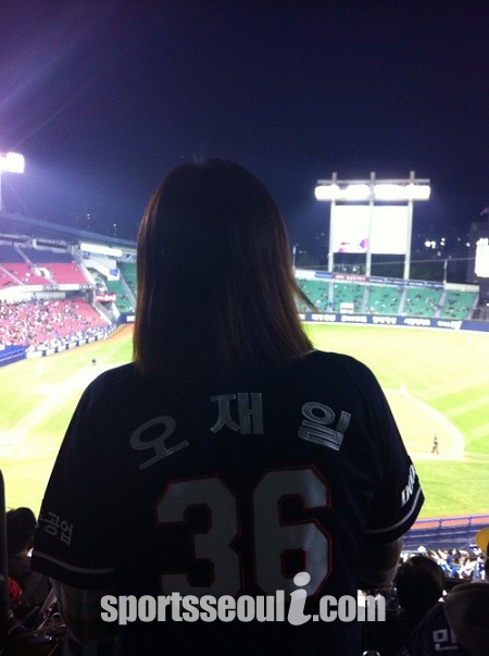 오재일의 이름이 새겨진 유니폼을 입은 노을 씨가 경기를 지켜보고 있다.