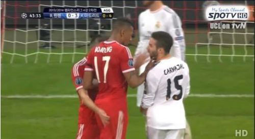 30일 독일 뮌헨의 알리안츠 아레나에서 열린 챔피언스리그 4강 2차전에서 바이에른 뮌헨의 공격수 프랭크 리베리가 레알 마드리드 수비수 다니엘 카르바할(등번호 15번)의 뺨을 때렸다. / 유튜브 영상 캡처