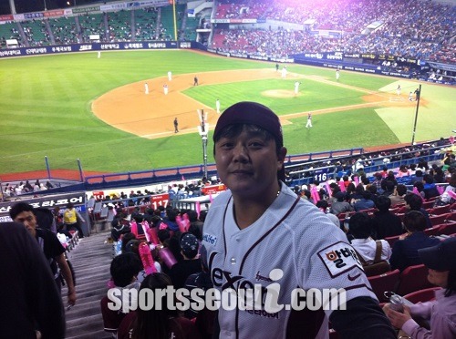 넥센 팬인 김병찬 씨가 30일 잠실야구장에서 포즈를 취하고 있다. / 잠실야구장 = 이현용 기자