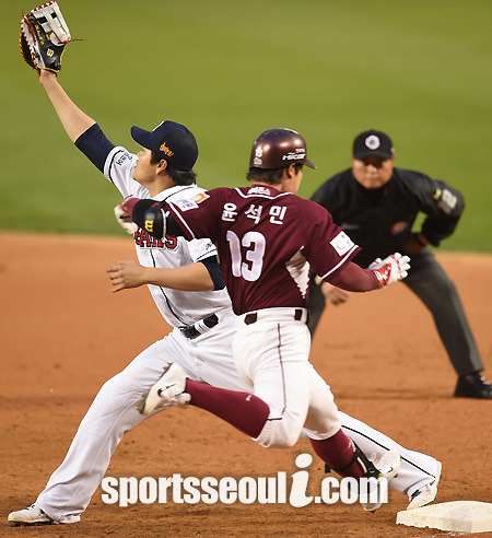 두산 오재일이 30일 잠실야구장에서 열린 넥센과 경기 3회 1사 주자 없는 상황에서 송구를 잡아 윤석민을 아웃시키고 있다. / 잠실야구장 = 최용민 기자