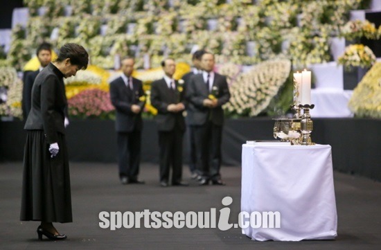 지난달 29일 경기도 안산 정부합동분향소를 찾아 세월호 참사 희생자들의 영정 앞에서 묵념하고 있는 박근혜 대통령. /청와대 홈페이지