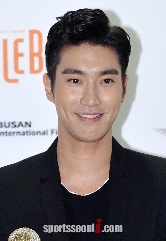 그룹 슈퍼주니어 멤버 최시원이 한국 트위터 이용자 중 최초로 팔로워 수 400만 명을 넘어섰다. / 더팩트DB