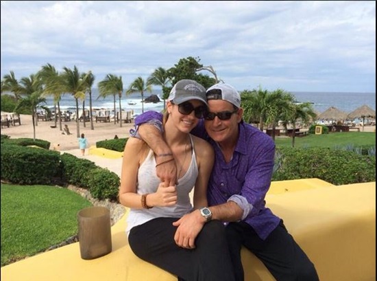 배우 찰리 쉰(오른쪽)이 24살 연하의 포르노배우 브렛 로시와 11월 결혼한다. / 브렛 로시 트위터