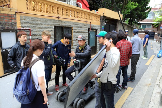 달래된 장국 제작진이 윤소희의 사고신을 찍기 위해 진지하고 치열하게 촬영에 임하고 있다./와이트리미디어 제공