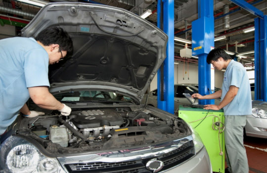 장거리 여행 전 자동차 관리는 필수다. 르노삼성차 직원이 무상으로 자동차를 점검하고 있다./르노삼성차 제공