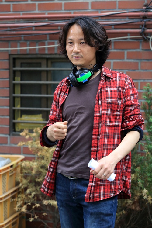 김도형 PD가 달래된 장국 제작 과정을 요일별로 풀어주고 있다./와이트리미디어 제공