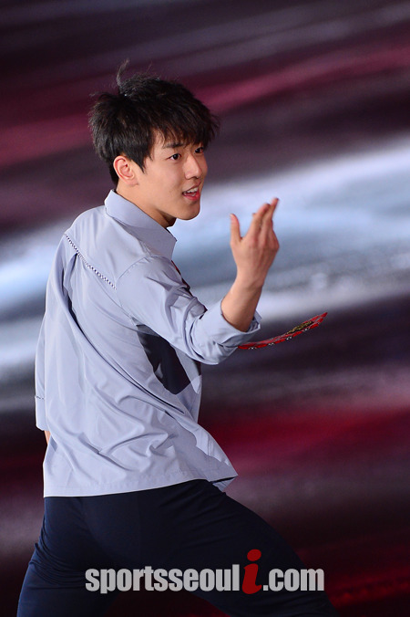 김진서가 엑소 특유의 으르렁 안무로 관객들의 시선을 사로잡았다.