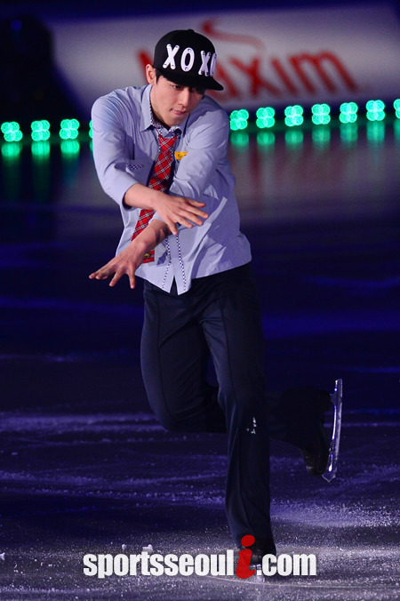 빙판 위 아이돌 김진서가 아이스쇼 삼성 갤럭시 스마트에어컨 올댓스케이트 2014의 첫 공연날인 3일 오후 서울 송파구 올림픽공원 체조경기장에서 으르렁 음악에 맞춰 열연을 펼치고 있다. / 올림픽 체조경기장 = 남윤호 기자