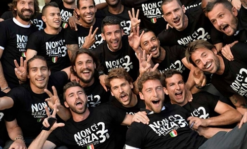 리그 3연패를 확정지은 유벤투스 선수들이 기념 사진을 찍고 있다./ 유벤투스 페이스북