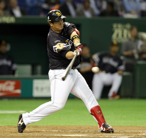 이대호가 니혼햄과 경기에서 타점을 신고했다. 사진은 이대호가 지난달 23일 니혼햄 파이터스와 경기에서 안타를 치고 있는 모습./ 닛칸스포츠 제공