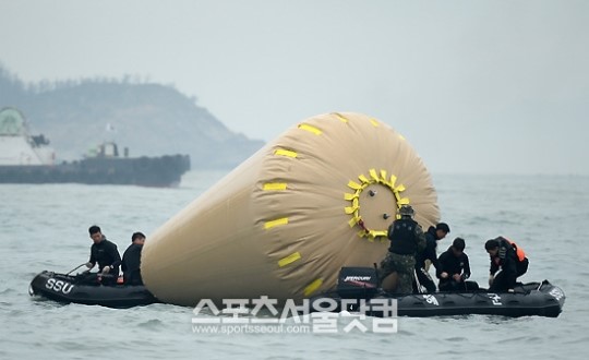 6일 오전 6시 5분께 세월호 수색 작업에 투입된 언딘 소속 민간잠수부 1명이 사망했다. / 진도 = 임영무 기자